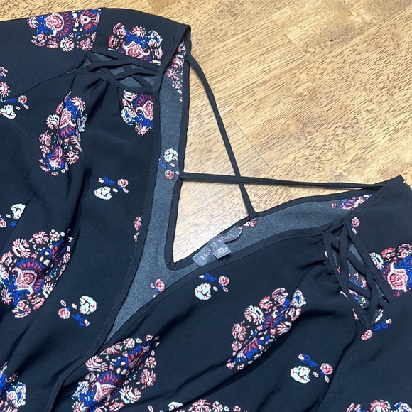 Beautiful Rags to Wishes Black Blue and Red Romper in size XL - Picture 6 of 6